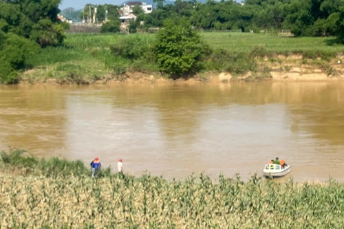 Tìm kiếm nữ kế toán bệnh viện nghi nhảy sông tự tử