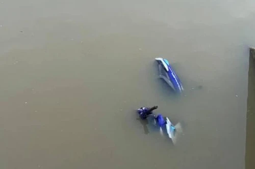 Phát hiện thi thể người đàn ông và xe máy dưới cống nước