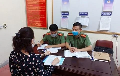 Hai người bị triệu tập vì đăng thông tin sai sự thật về Covid -19