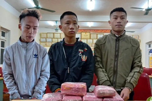 Bắt ba đối tượng cùng 12 bánh heroin