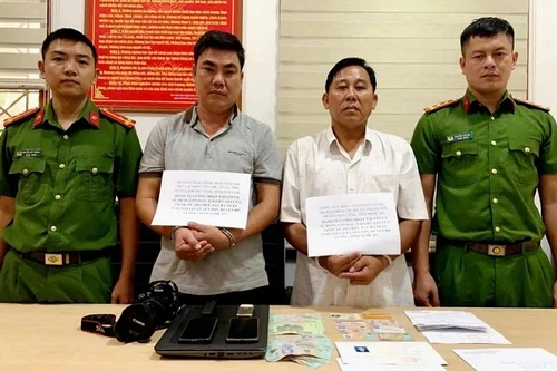 Bắt hai đối tượng giả danh nhà báo, cưỡng đoạt tài sản của doanh nghiệp