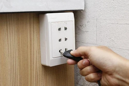 Cha phát hiện con trai bị điện giật tử vong trong đêm