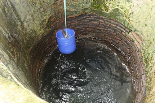 Bố mẹ đau đớn phát hiện thi thể con trai dưới giếng nước của gia đình