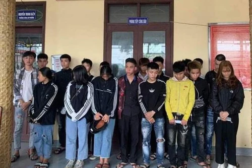 Nhóm "quái xế" đầu trần phóng xe máy tốc độ cao trên cầu