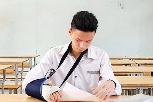 Nam thí sinh ngồi phòng riêng, có người chép hộ bài thi tốt nghiệp 