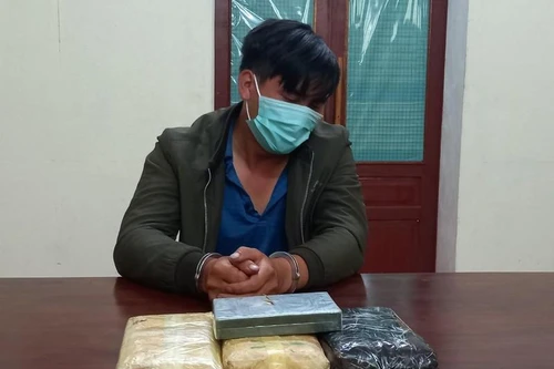 Người đàn ông sa lưới cùng 18.000 viên ma túy và 1 bánh heroin