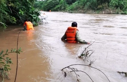 Tìm kiếm người đàn ông bị nước lũ cuốn trôi