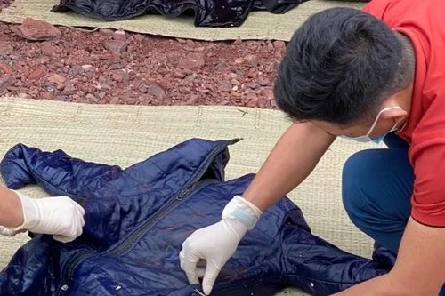 Điều tra vụ thi thể người bọc trong nhiều lớp áo