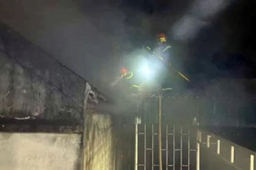 "Nghịch tử" phóng hỏa đốt nhà mẹ nuôi