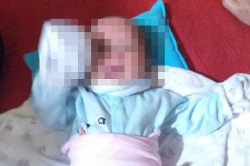 Tìm người thân cho bé trai 10 ngày tuổi bị bỏ rơi trên ghế đá