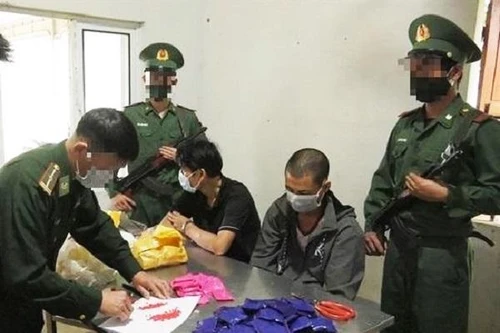 Hai kẻ vận chuyển 18.000 viên ma túy sa lưới