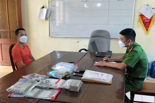 Khởi tố giám đốc công ty vận tải tàng trữ trái phép chất ma túy và vũ khí nóng