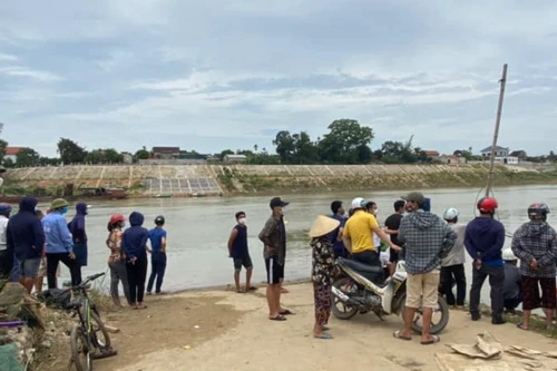 Tìm kiếm người phụ nữ gieo mình xuống sông tự tử