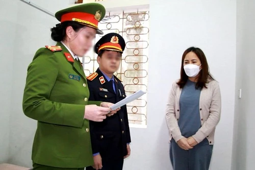 Nhóm cán bộ hải quan nhận 2 tỷ đồng để “làm luật” cho 5.000 xe chở quặng