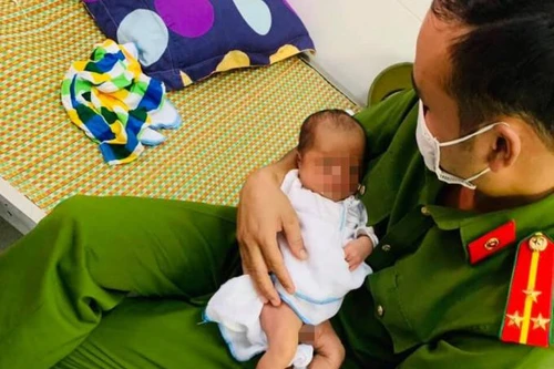 Bé trai 10 ngày tuổi bị bỏ rơi cùng tờ giấy nhờ nuôi hộ