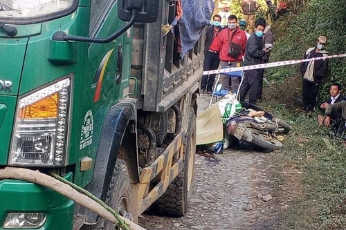 Va chạm với xe tải, thầy giáo bị cán tử vong