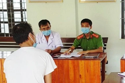 Người đàn ông bị phạt 3,5 triệu đồng vì trèo tường rời khu cách ly