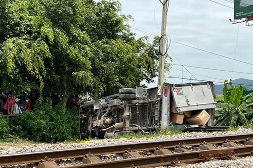 Tàu hỏa tông xe tải, 2 người thương vong