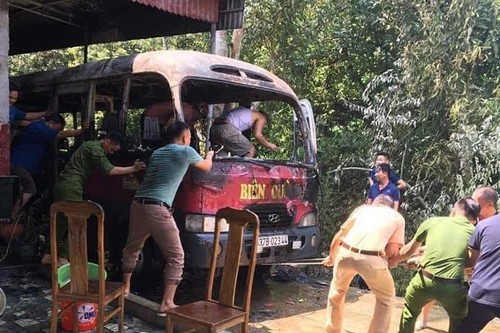 Bất cẩn trong lúc thắp hương ngày rằm, chiếc xe 29 chỗ bị lửa thiêu rụi