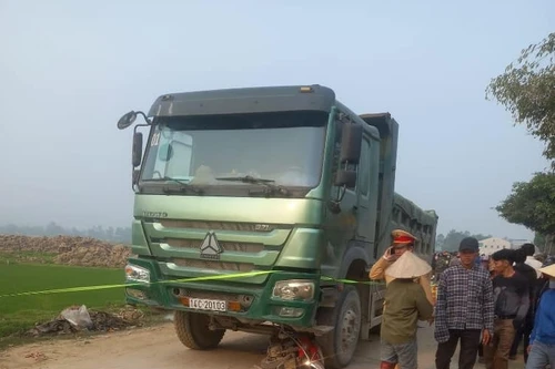 Va chạm với xe tải trên đường chở con đến trường, 3 người tử vong