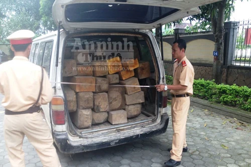 Bắt “nữ quái” lái xe 12 chỗ, chèn ép CSGT, vận chuyển gỗ lậu