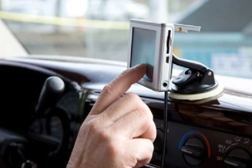 Gắn thiết bị định vị để rình mò tình cũ