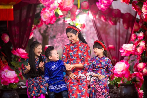 Ngọc Hân rủ dàn mẫu nhí mặc áo dài đi chơi Tết 