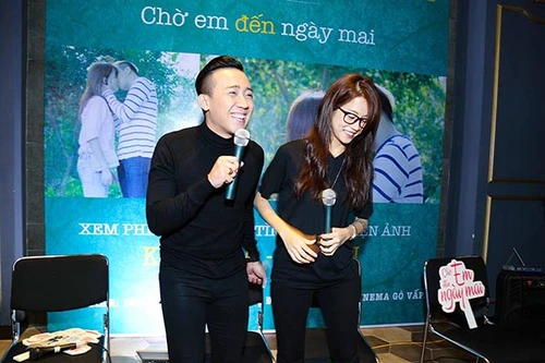 Vắng Hari Won, An Nguy bất ngờ hôn trộm Trấn Thành trước đám đông