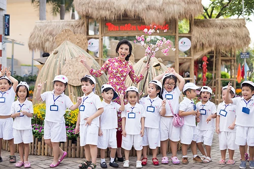 NSƯT Mỹ Uyên - Rạng rỡ xuống phố ngày xuân