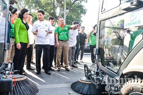 Hà Nội đưa xe quét đường hiện đại vào hoạt động
