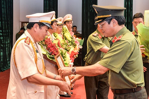 5.990 cán bộ, chiến sĩ Công an Hà Nội được thăng cấp bậc hàm, nâng lương