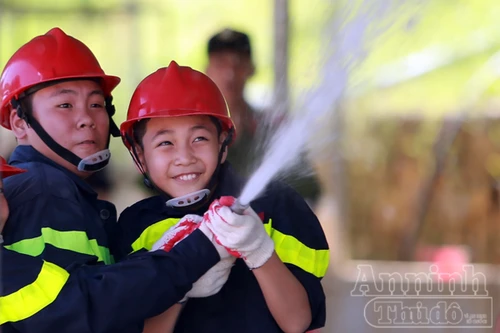 Xem "chú" lính cứu hỏa dễ thương tập luyện trên thao trường