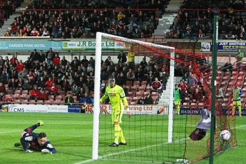 Thay cho chai nước, CĐV quá khích ném... đồ chơi tình dục xuống sân