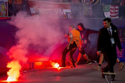 Khói lửa bao trùm chiến thắng của Benfica