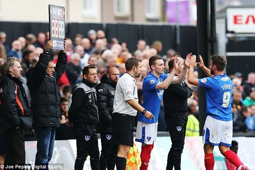 Chuyện thật như đùa khi CĐV bất ngờ thay thế trọng tài