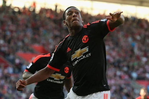 Huyền thoại Zidane so sánh Martial với Ronaldo