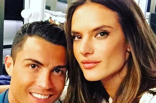 Ronaldo tình tứ với siêu mẫu người Brazil