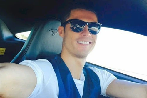 Thói quen chụp ảnh "tự sướng" khiến Ronaldo gặp nguy hiểm