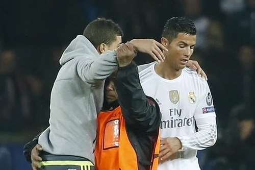 Fan cuồng khiến Ronaldo hú vía