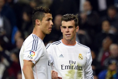 Bale diễn trò khi được hỏi về Ronaldo