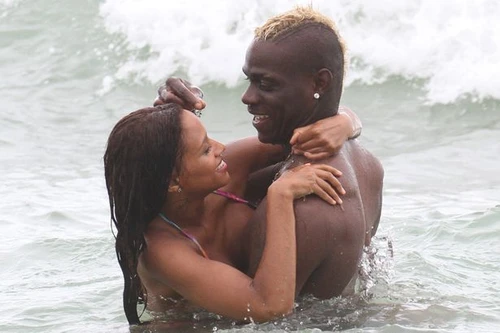 Balotelli bị cáo buộc phát tán ảnh "mát mẻ" của người yêu cũ