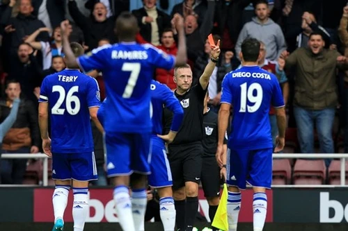 Chelsea quay cuồng trong án phạt