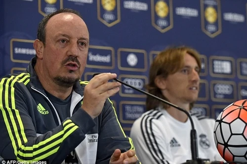 Benitez nguy cơ bị "nhóm quyền lực đen" đẩy khỏi Real Madrid