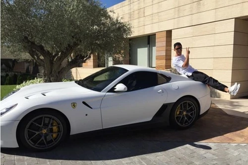 Ronaldo khoe "xế khủng" mới tậu