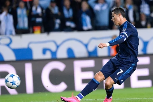 Ronaldo cân bằng kỷ lục ghi bàn của Raul