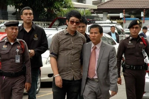 Muốn "kích" mông to, người mẫu sống đời thực vật