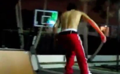 Justin Bieber cởi trần trượt patin khiến người hâm mộ kích động