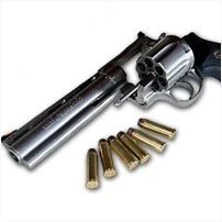 Kiểm tra xe ô tô, lòi ra súng Colt quay 