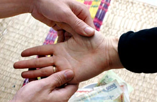 Bị vợ cắm sừng, thầy bói già gieo quẻ bằng... ADN