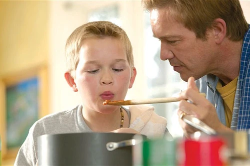 Ngày càng nhiều đàn ông ở nhà làm nội trợ